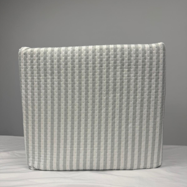 Colcha gris con doble volantes modelo NOA
