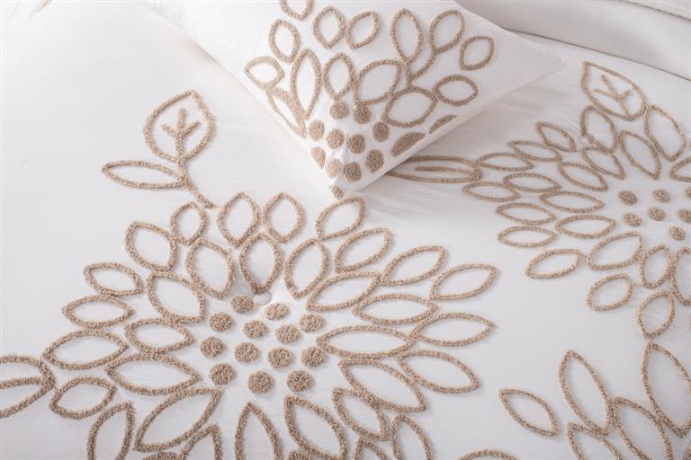Colcha de invierno - Edredón bordado en relieve Camile color natural de Clara Vidal 400 gramos