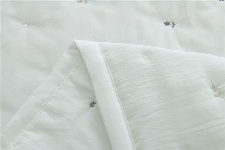 Colcha blanca CLARA VIDAL modelo Antilla