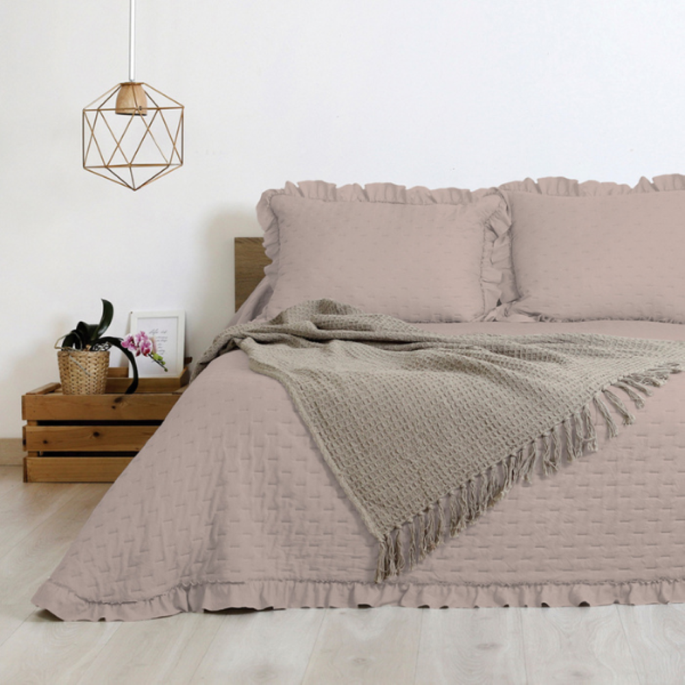 Colcha bouti rosa con volante tacto SOFT modelo GIORNO de Secaneta