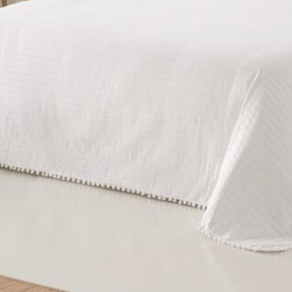 Colcha blanca lisa Pom Pom Ankeli