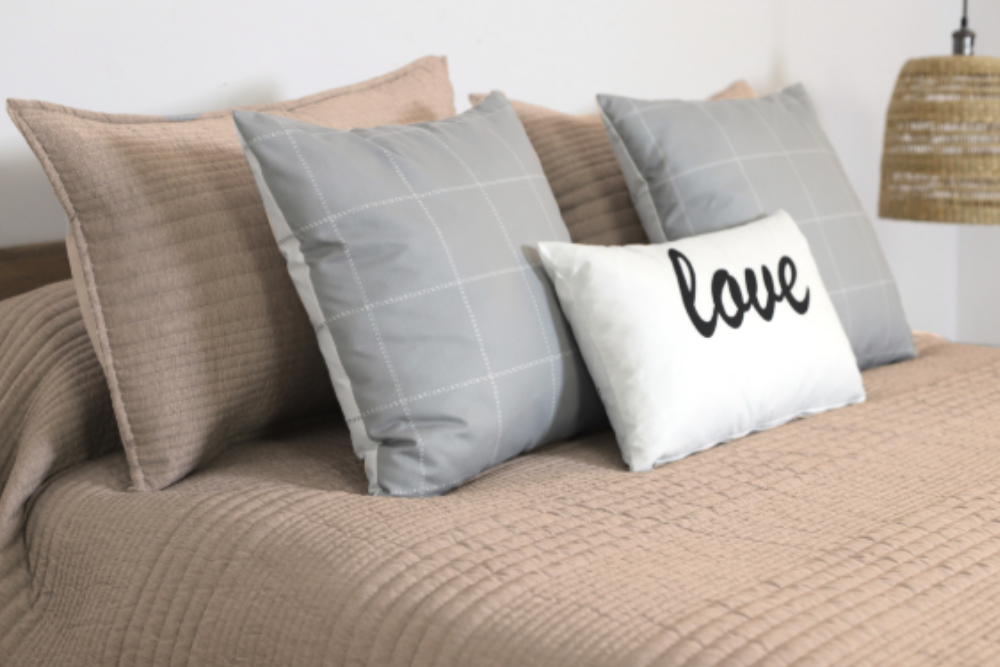 Couvre-lit bouti taupe, toucher doux, modèle NOAH Secaneta