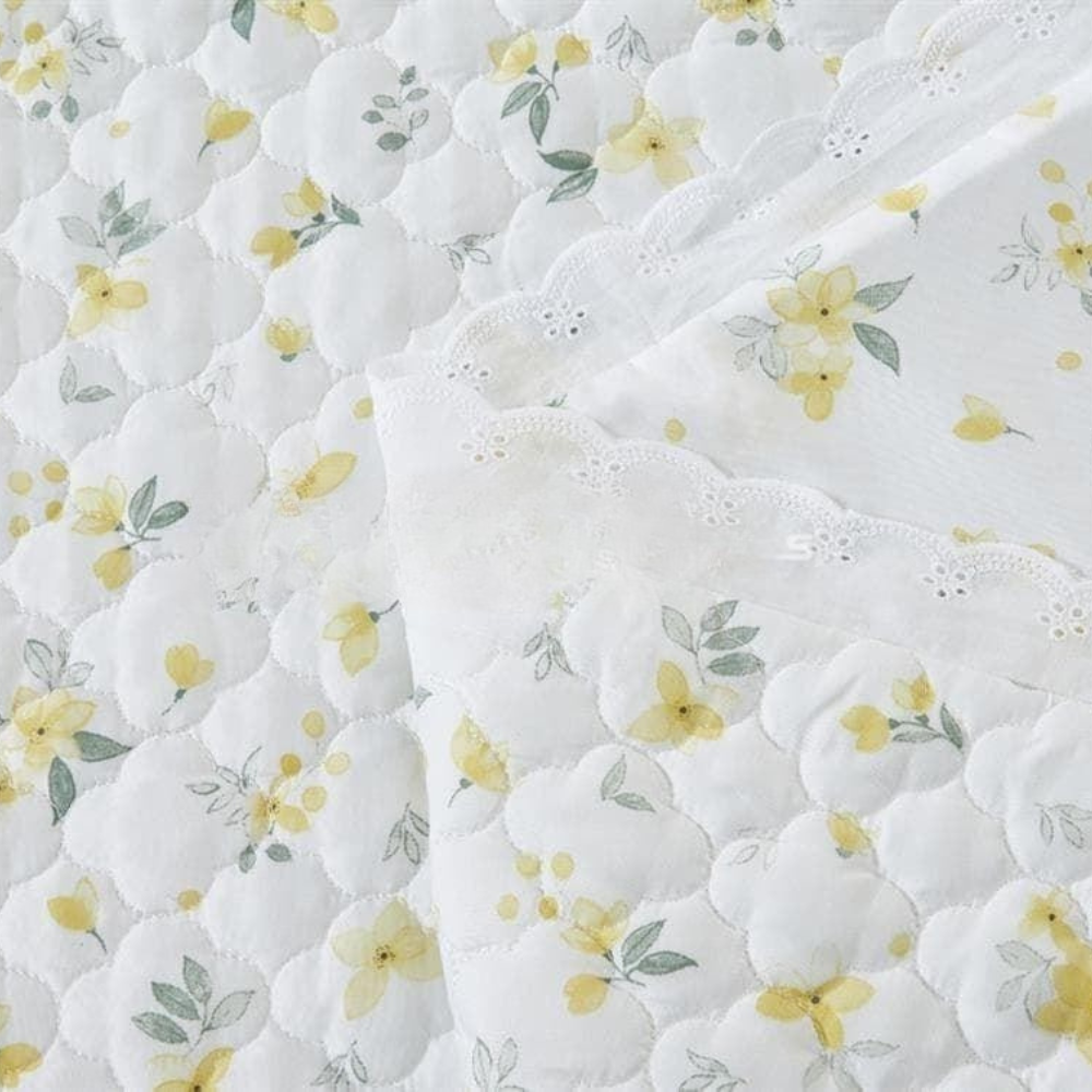 Courtepointe boutis en dentelle jaune Viana de CLARA VIDAL