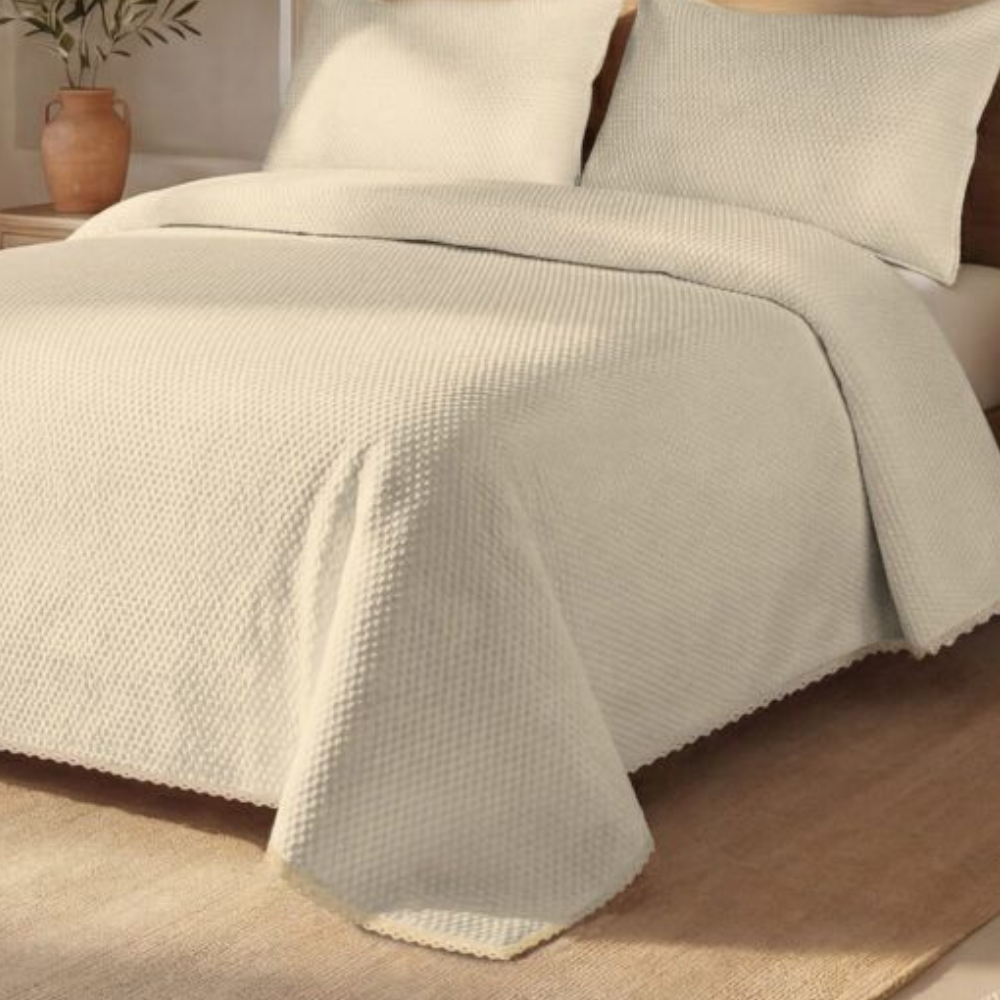 Colcha beige con volantes modelo Emma de Ankeli