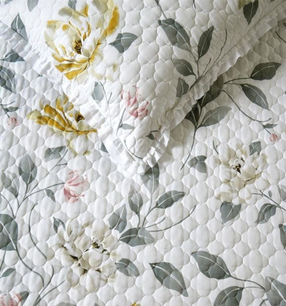 Couette boutis réversible cousue avec dentelle par Clara Vidal Estoril Gold
