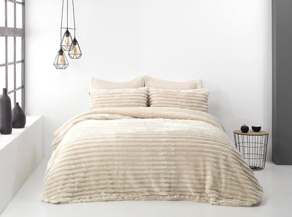 Edredón Sherpa Rabbit color beige de Pierre Cardin