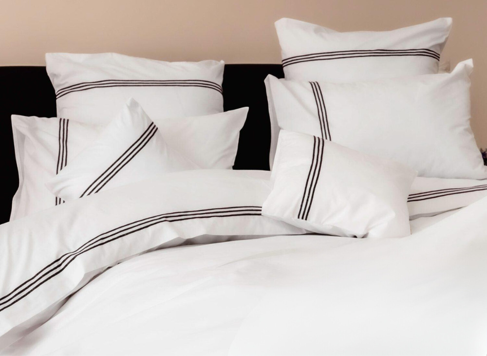 Parure de lit 8 pièces pour hôtellerie à rayures noires