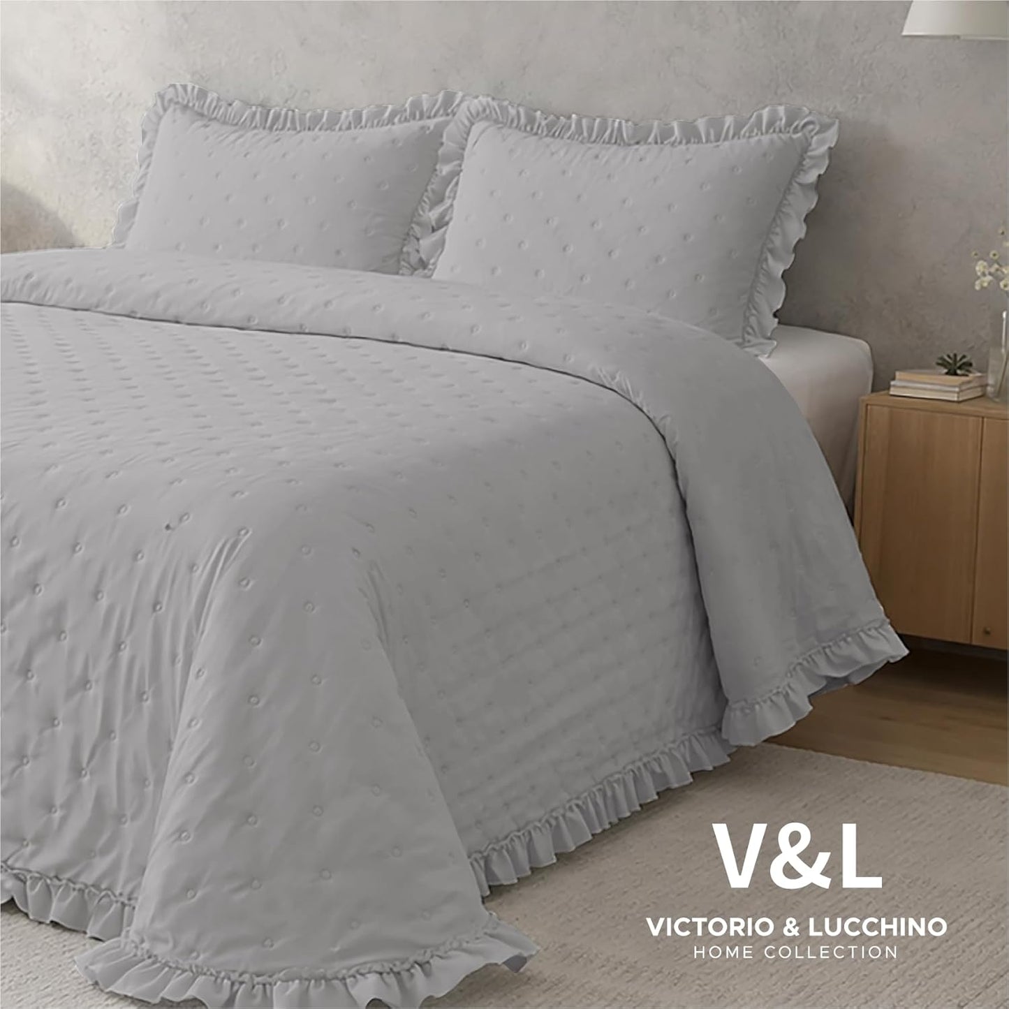 Colcha gris Victorio & Lucchino modelo Amara con Volante