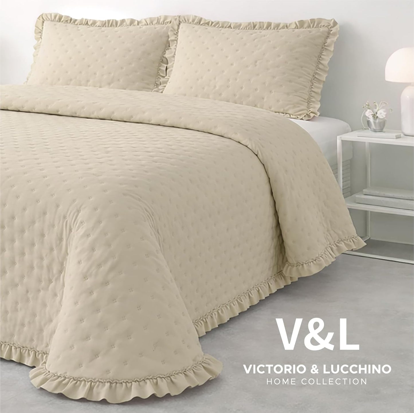 Colcha Victorio & Lucchino modelo Marina con Volante color Lino