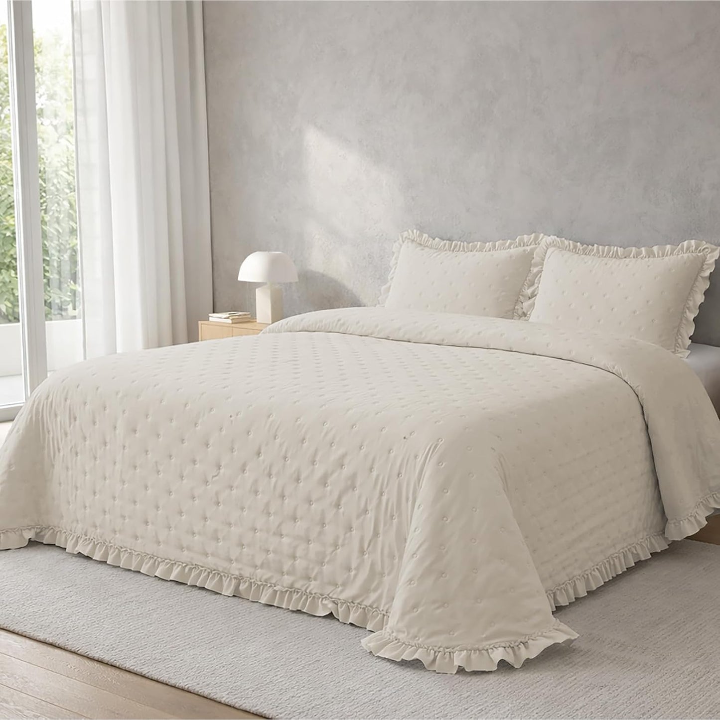 Colcha beige Victorio & Lucchino modelo Amara con Volante