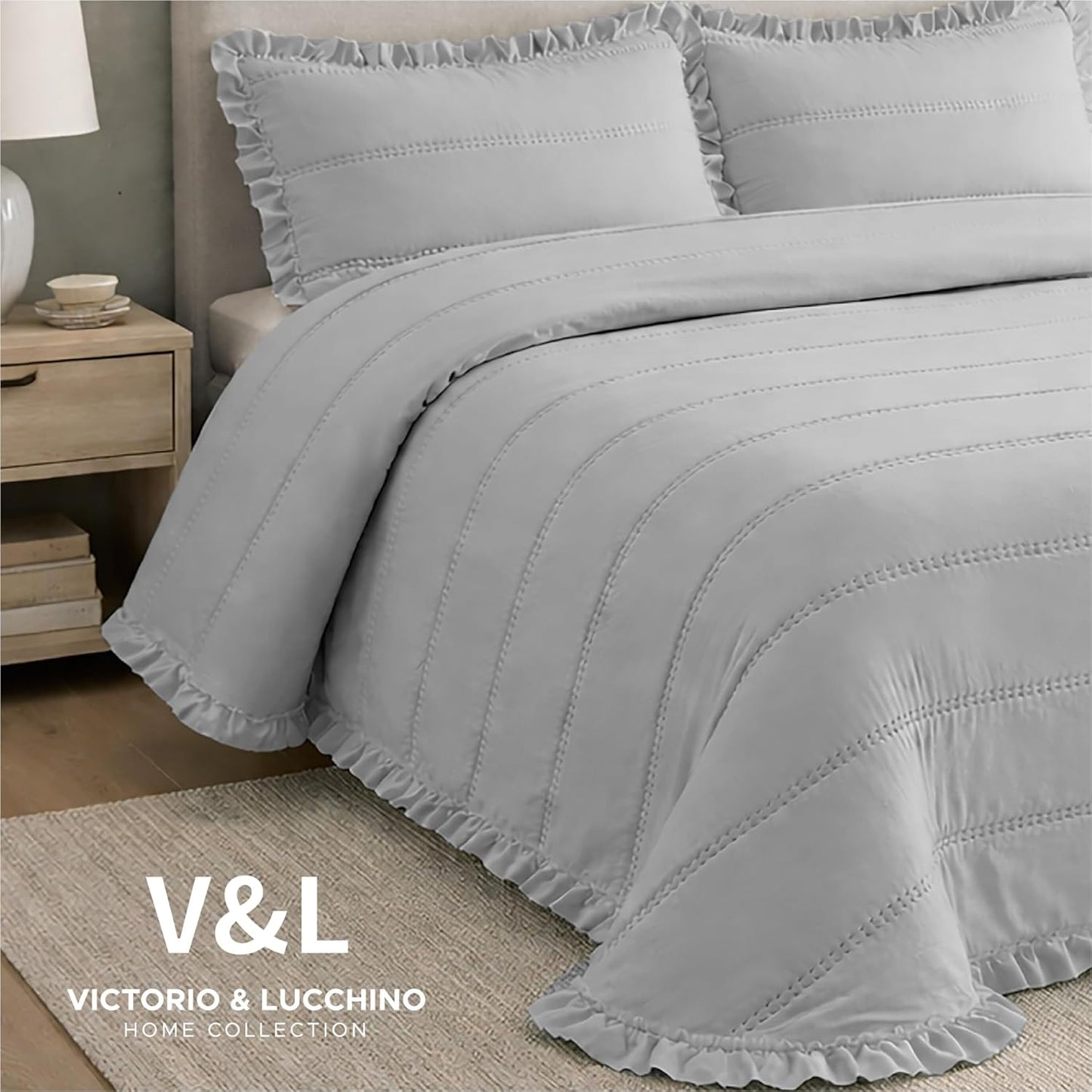 Colcha gris Victorio & Lucchino modelo Lorena con Volante