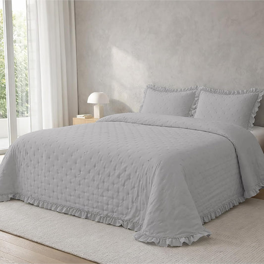 Colcha gris Victorio & Lucchino modelo Amara con Volante