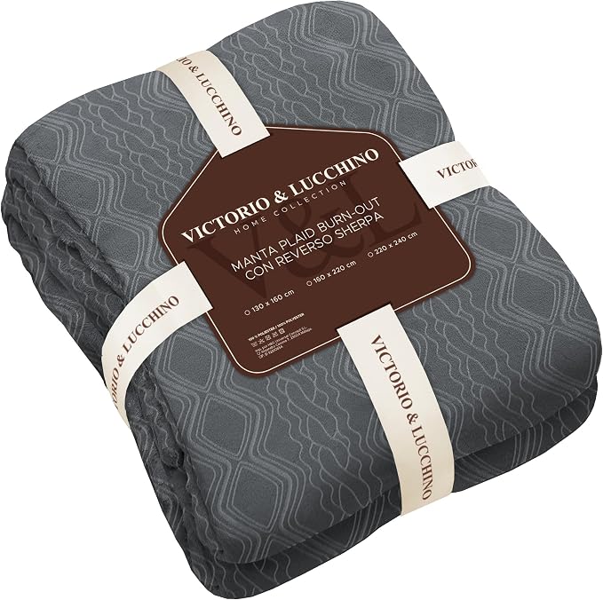 Manta Plaid Victorio & Lucchino con Reverso sherpa color gris oscuro (VL80519)