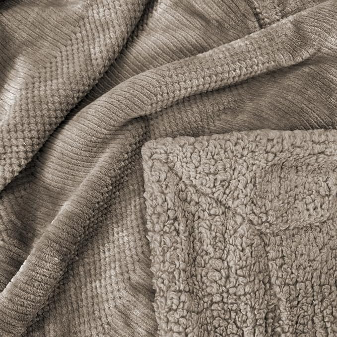 Manta Plaid Victorio & Lucchino Nacarina Jacquard con Reverso sherpa color camel (VL80520)