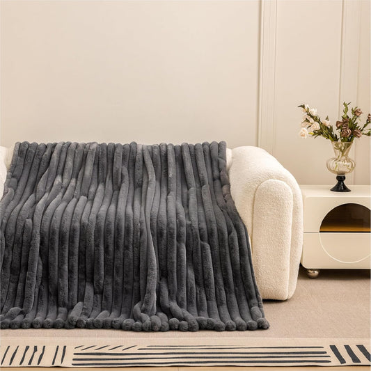 Manta Plaid Victorio & Lucchino Imitación Piel De Conejo Canalé con Reverso Sedalina color gris