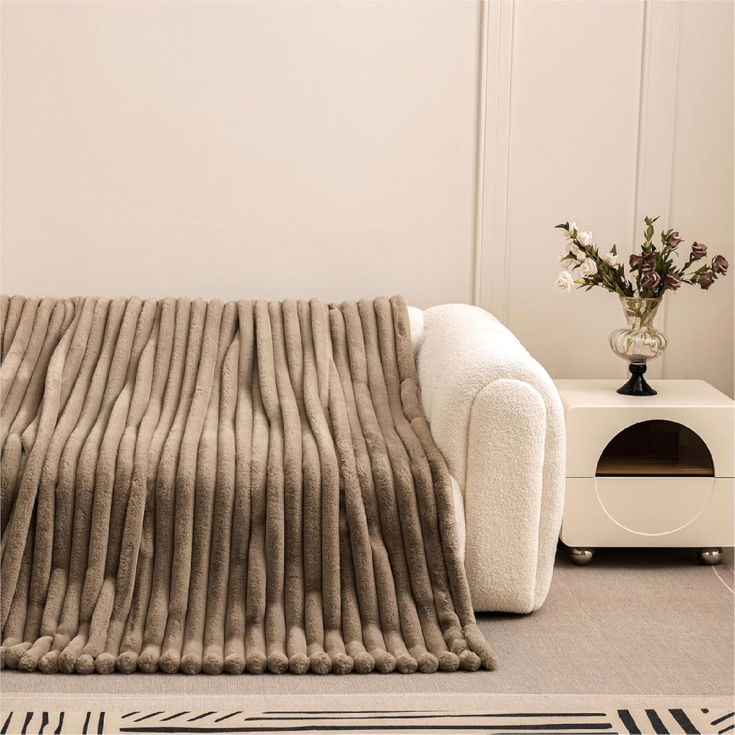 Manta Plaid Victorio & Lucchino Imitación Piel De Conejo Canalé con Reverso Sedalina color moka