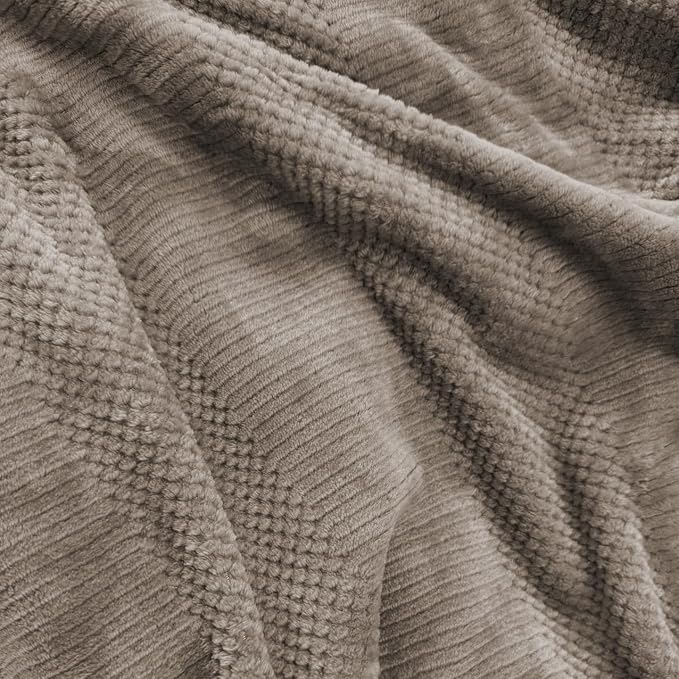 Manta Plaid Victorio & Lucchino Nacarina Jacquard con Reverso sherpa color camel (VL80520)