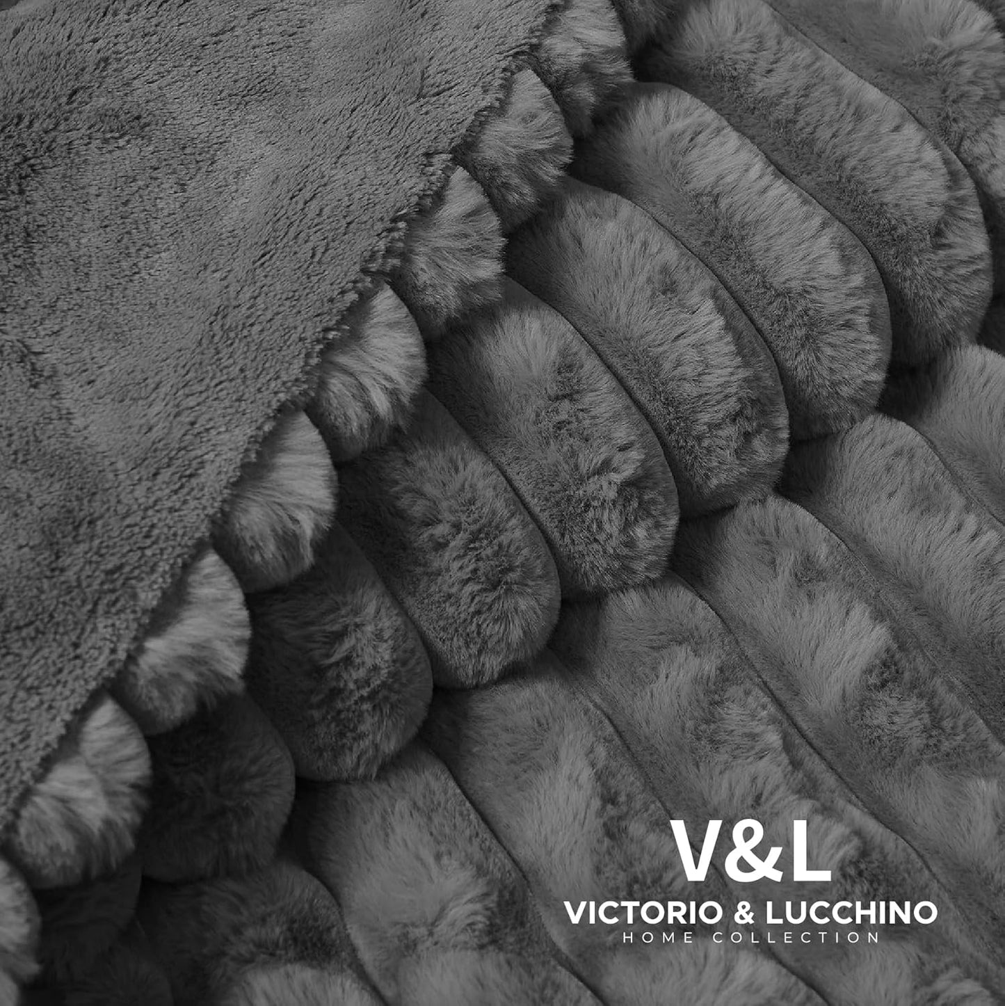 Manta Plaid Victorio & Lucchino Imitación Piel De Conejo Canalé con Reverso Sedalina color gris