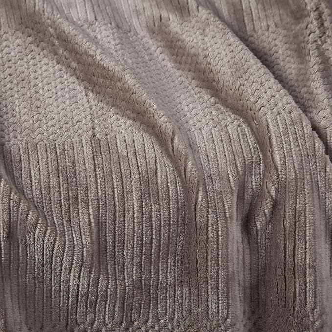 Manta Plaid Victorio & Lucchino Nacarina Jacquard con Reverso sherpa color camel (VL80520)