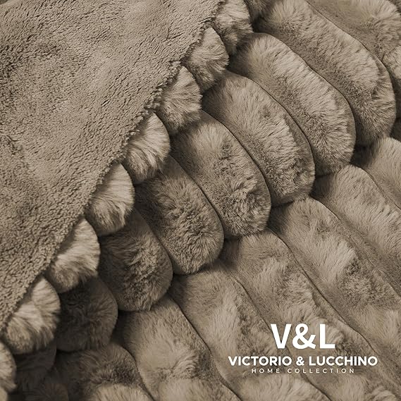 Manta Plaid Victorio & Lucchino Imitación Piel De Conejo Canalé con Reverso Sedalina color moka