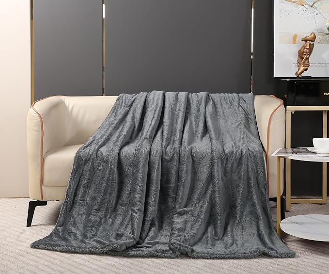 Manta Plaid Victorio & Lucchino con Reverso sherpa color gris oscuro (VL80519)