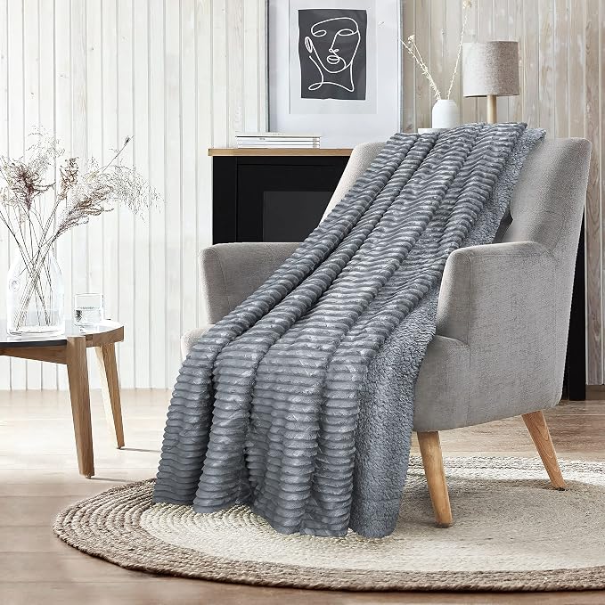 Manta Plaid Victorio & Lucchino Canale con Reverso sherpa color gris oscuro(VL80511)