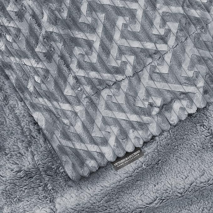 Manta Plaid Victorio & Lucchino Canale con Reverso sherpa color gris oscuro(VL80511)