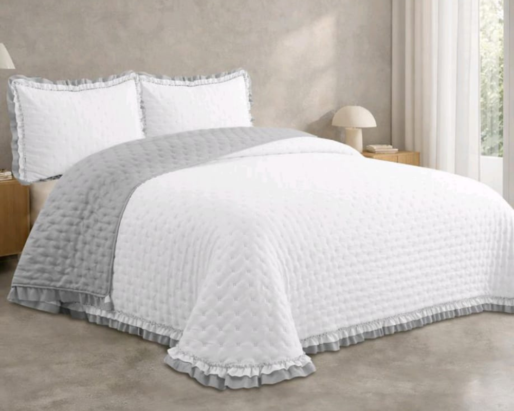 Colcha reversible blanco/gris Victorio & Lucchino modelo Elvira con Doble volante