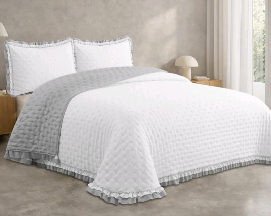 Colcha reversible blanco/gris Victorio & Lucchino modelo Elvira con Doble volante