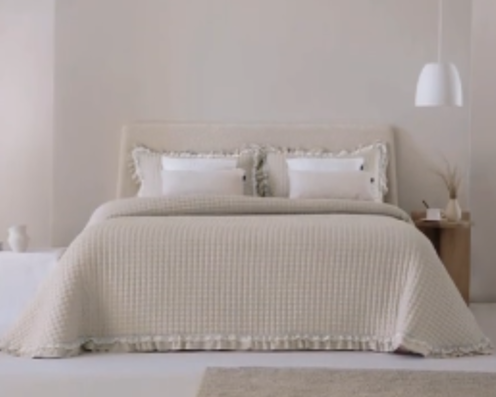 Colcha Beige modelo Anaya de Victorio & Lucchino