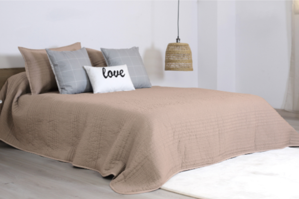 Colcha bouti color taupe tacto SOFT modelo NOAH Secaneta