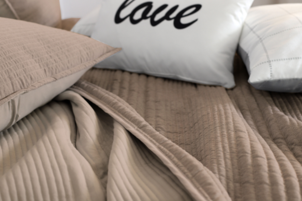 Colcha bouti color taupe tacto SOFT modelo NOAH Secaneta
