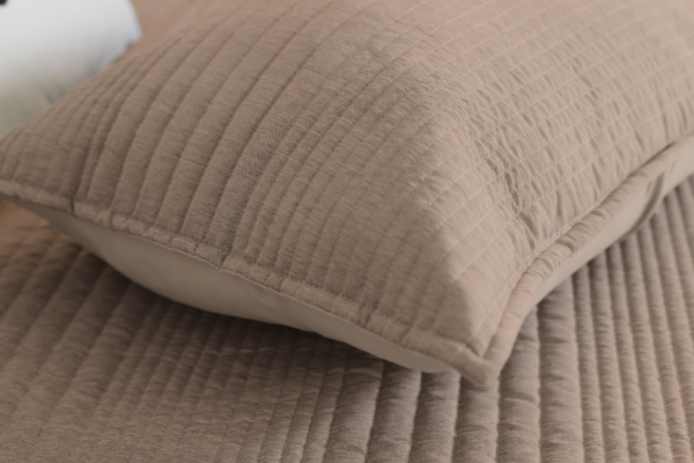Colcha bouti color taupe tacto SOFT modelo NOAH Secaneta