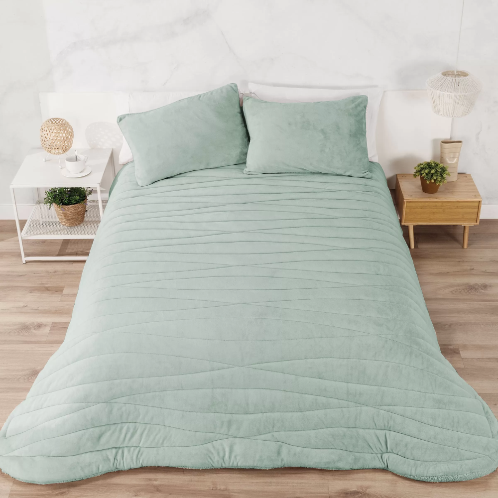 Edredón borreguito y terciopelo rayas geométricas verde agua modelo Mare de MANTEROL