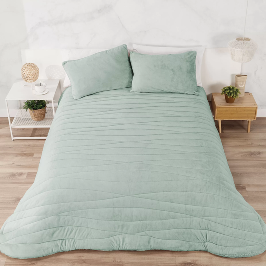 Edredón borreguito y terciopelo rayas geométricas verde agua modelo Mare de MANTEROL