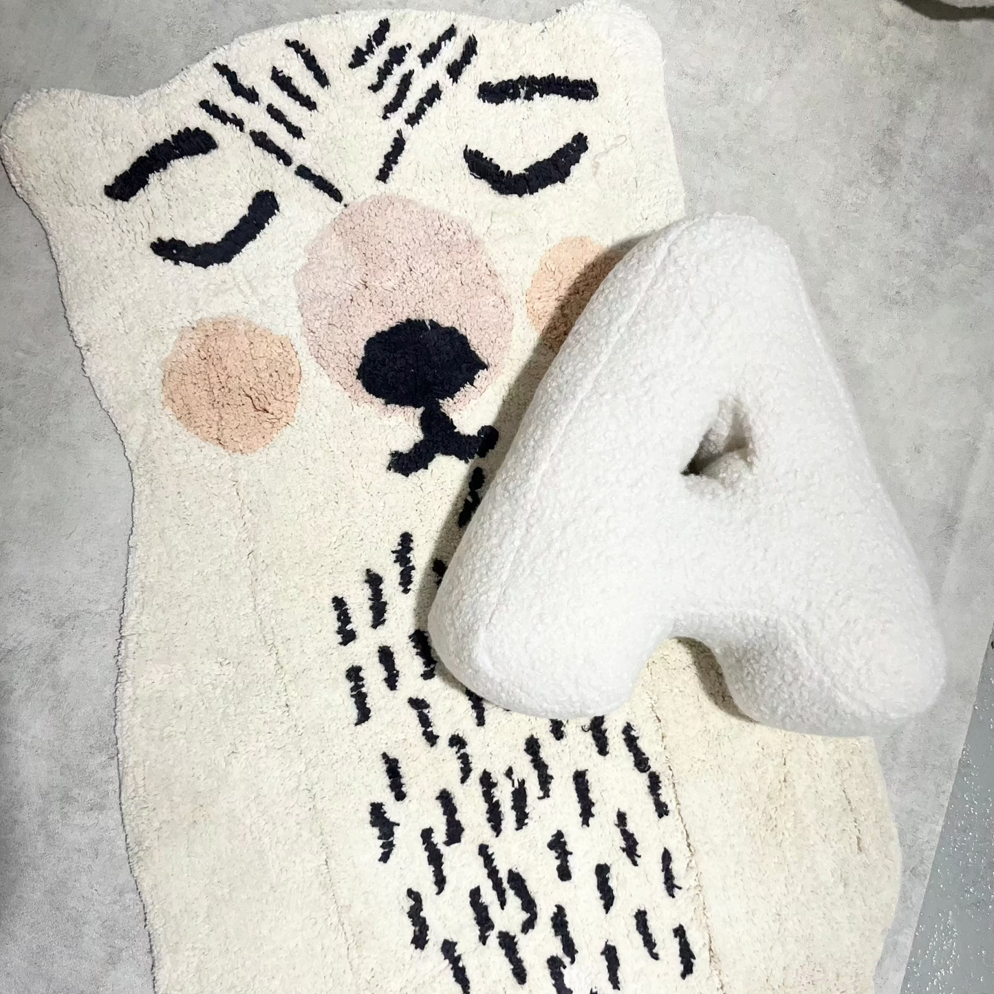 Cojín Letra Inicial Bouclé: Personaliza tu Espacio con Estilo