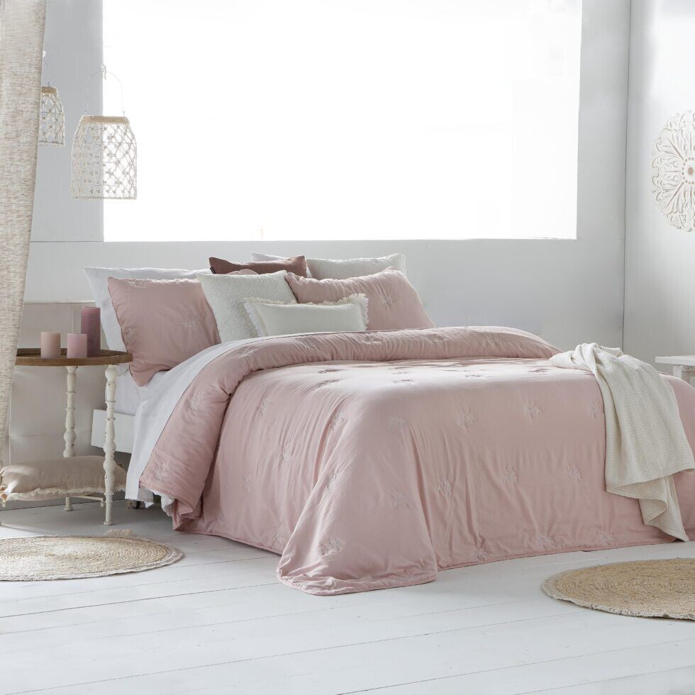 Colcha Bouti Cosida Bordada Lisa FUNDECO Amalia color Rosa