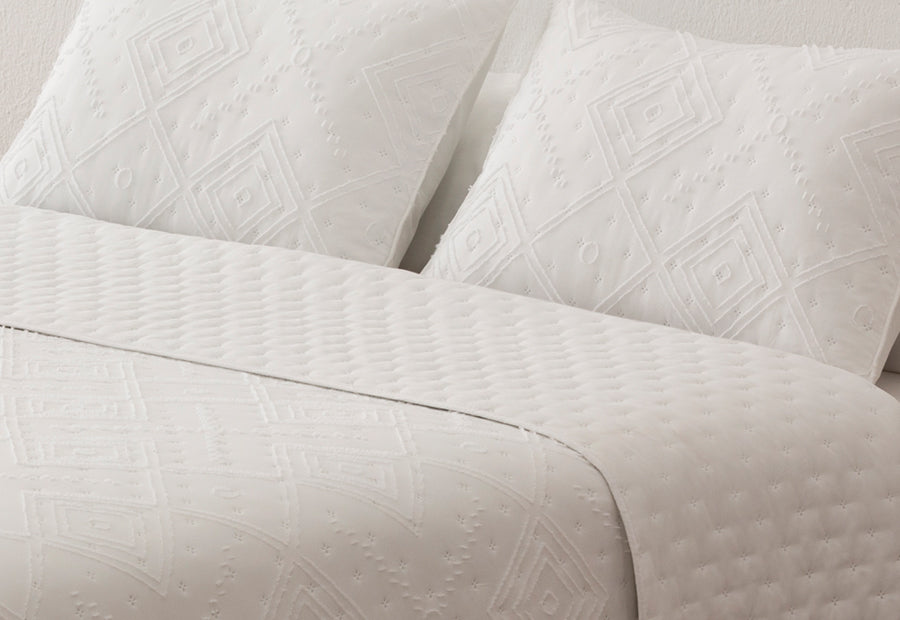 Colcha blanca Bouti Suave Relieve DN MODA Reversible Pilar