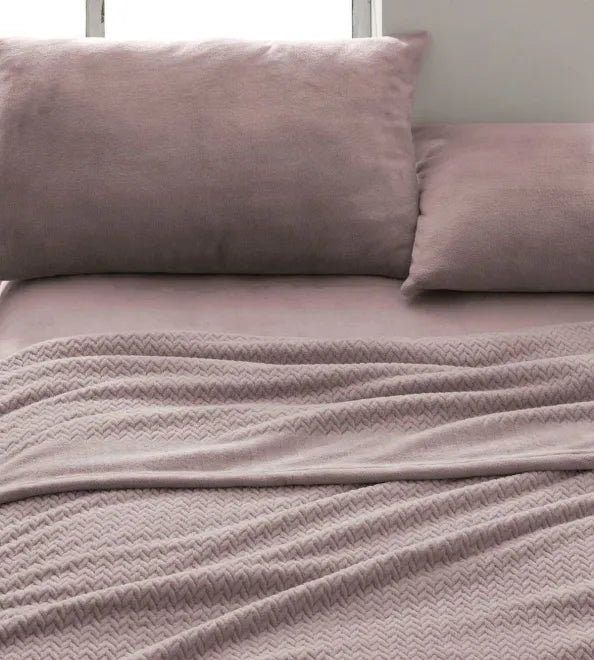 Sábana Coralina color cocoa/malva, tacto peluche  diseño 999 de Burrito Blanco