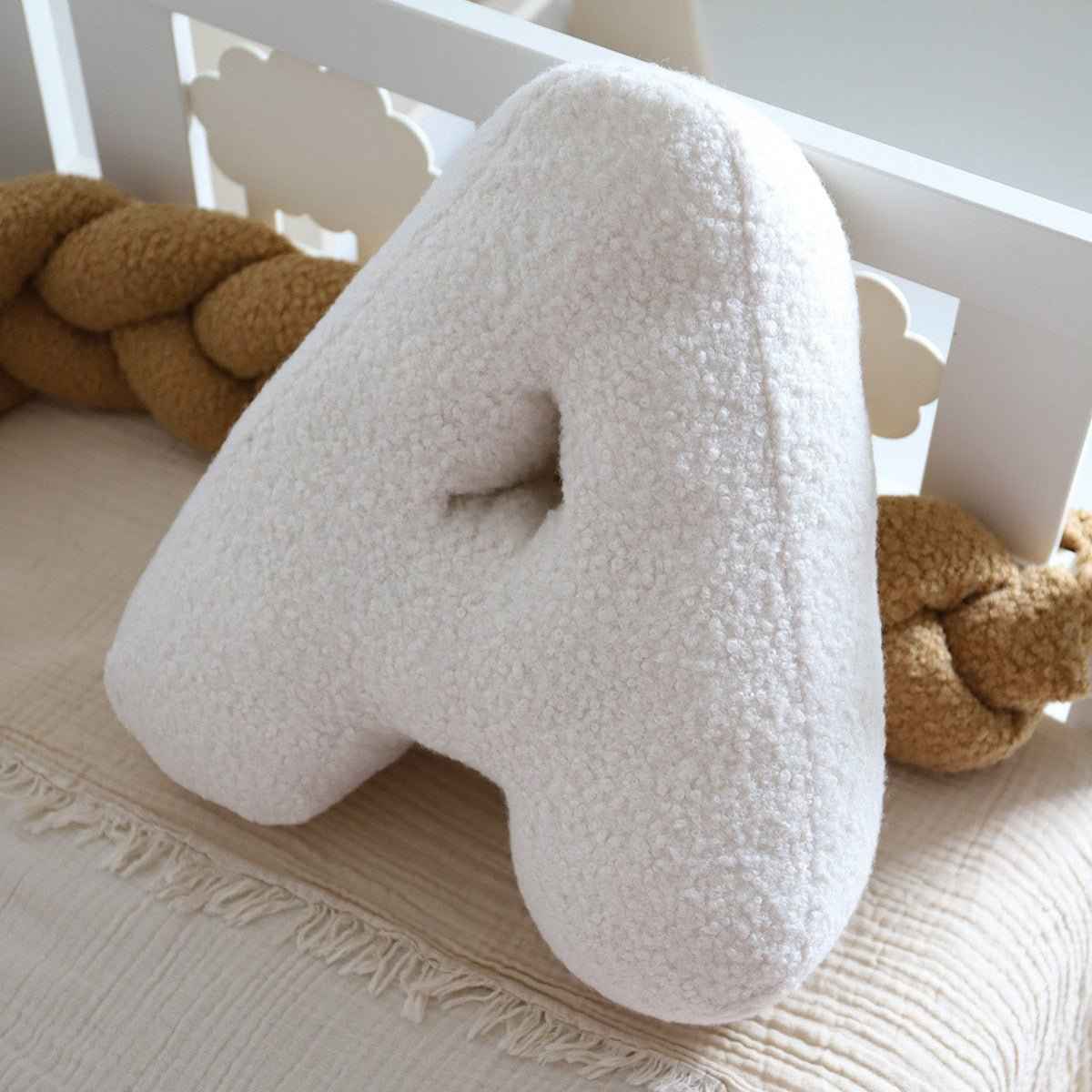 Cojín Letra Inicial Bouclé: Personaliza tu Espacio con Estilo