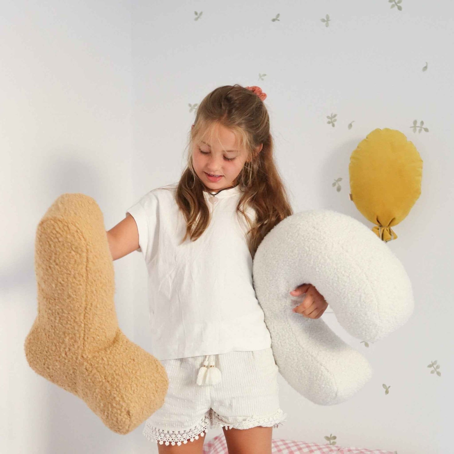 Cojín Letra Inicial Bouclé: Personaliza tu Espacio con Estilo